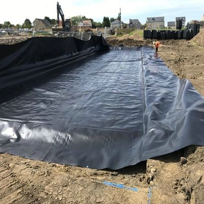 Schwarze Geomembranen GM13 ASTM 0,5 mm 0,75 mm 1 mm HDPE-Teichfolien für Fischbecken